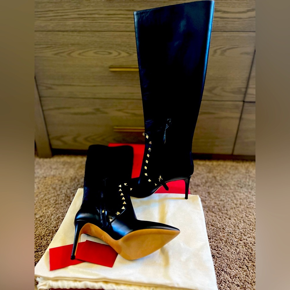 Valentino Garavani
Rockstud Leather Knee-High Boots